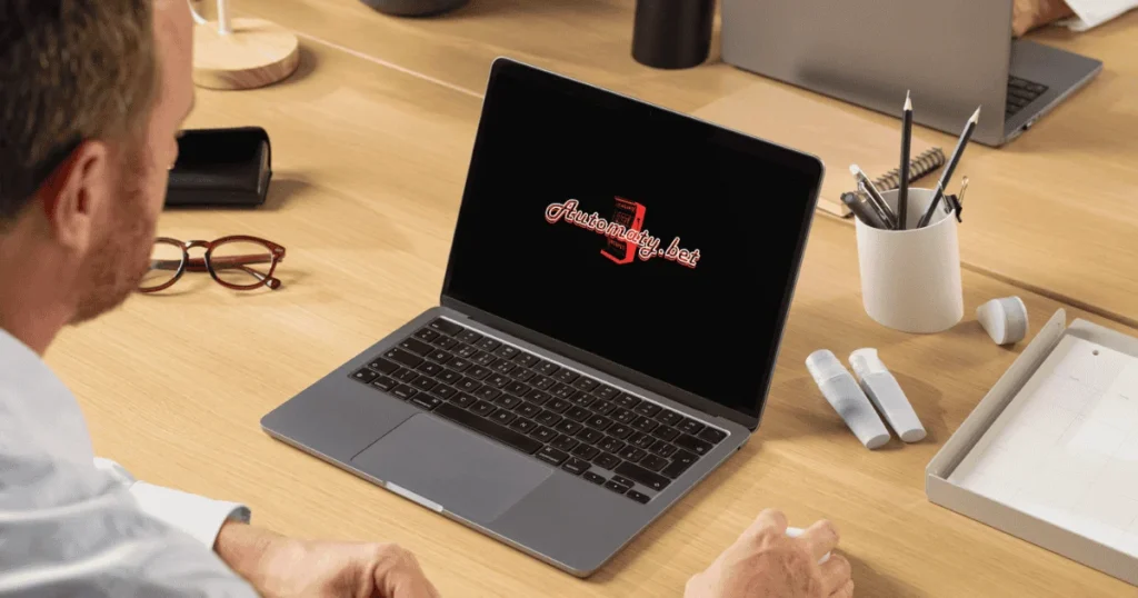 Redakcja Automaty Bet analizująca kasyna online na laptopie z widocznym logo serwisu